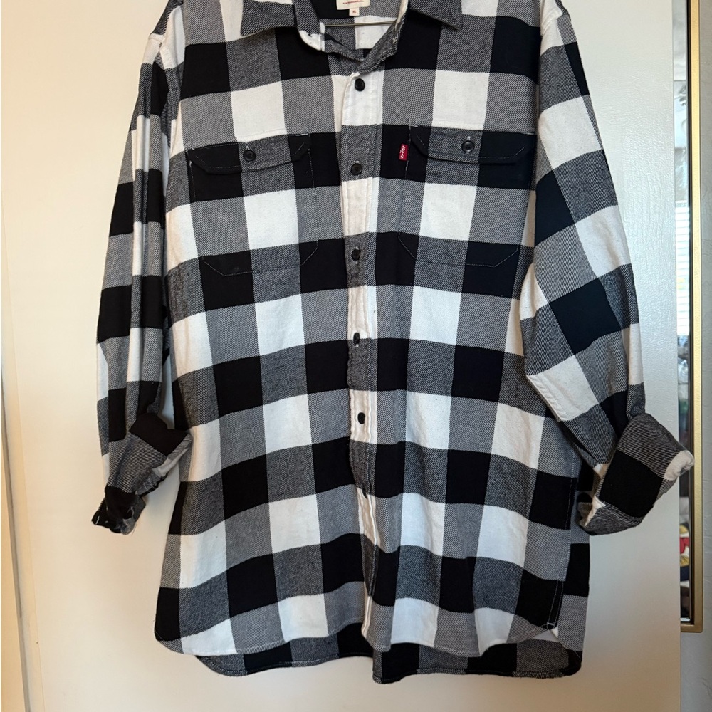 Levi’s Men’s Black and White Plaid Button-Up Shirt